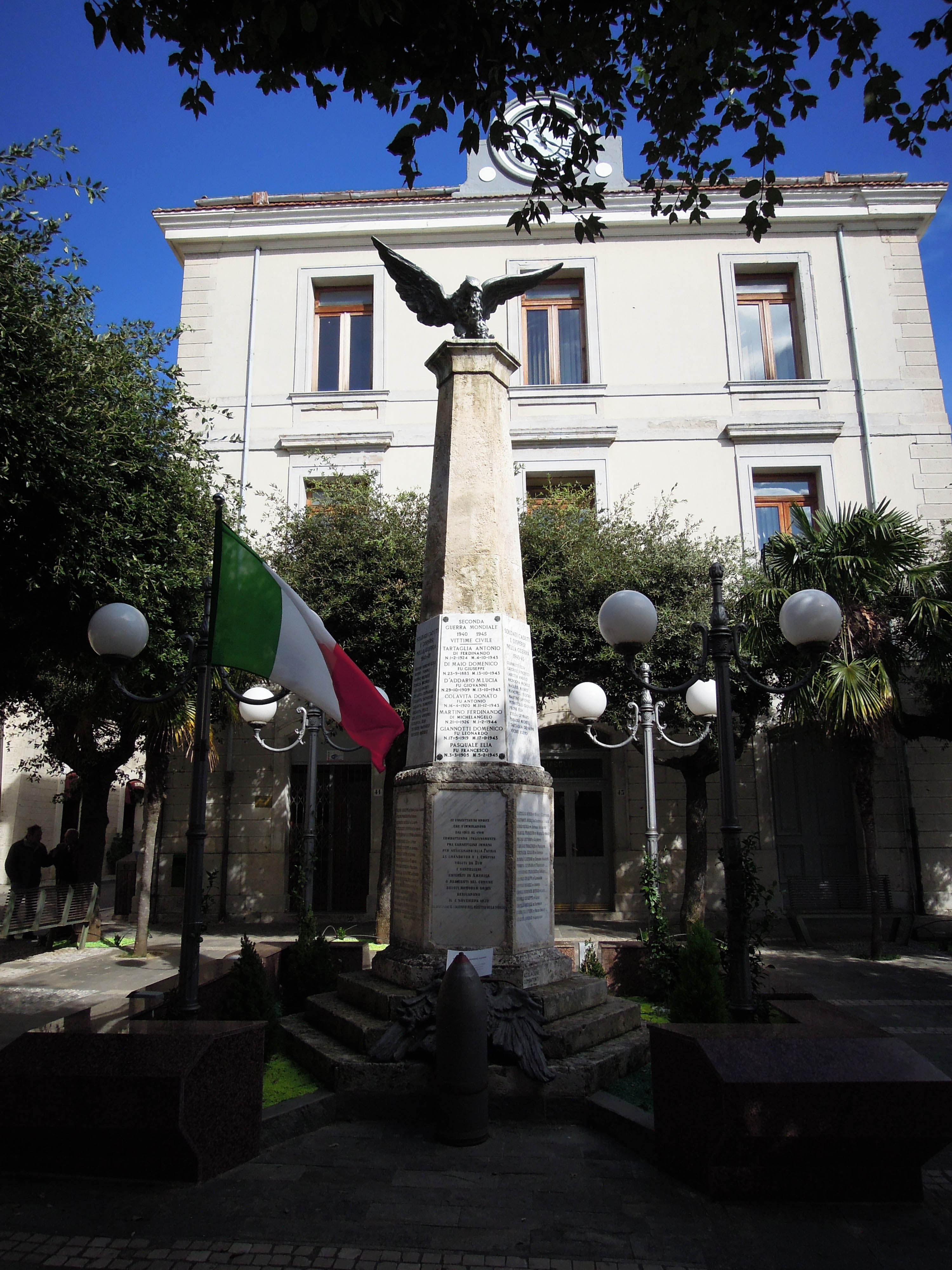 allegoria della Vittoria come aquila; aquila bicefala (monumento ai caduti - ad obelisco) - bottega molisana (sec. XX)