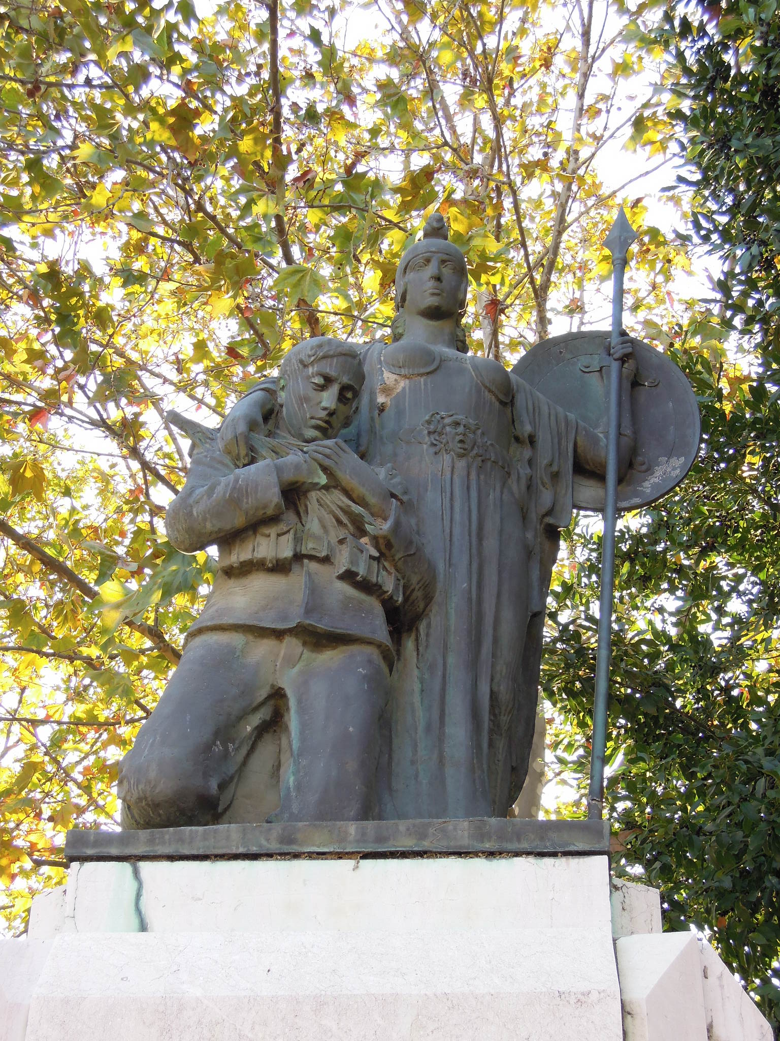allegoria della Patria che premia un soldato (monumento ai caduti - a cippo) di Puchetti Enzo (sec. XX)