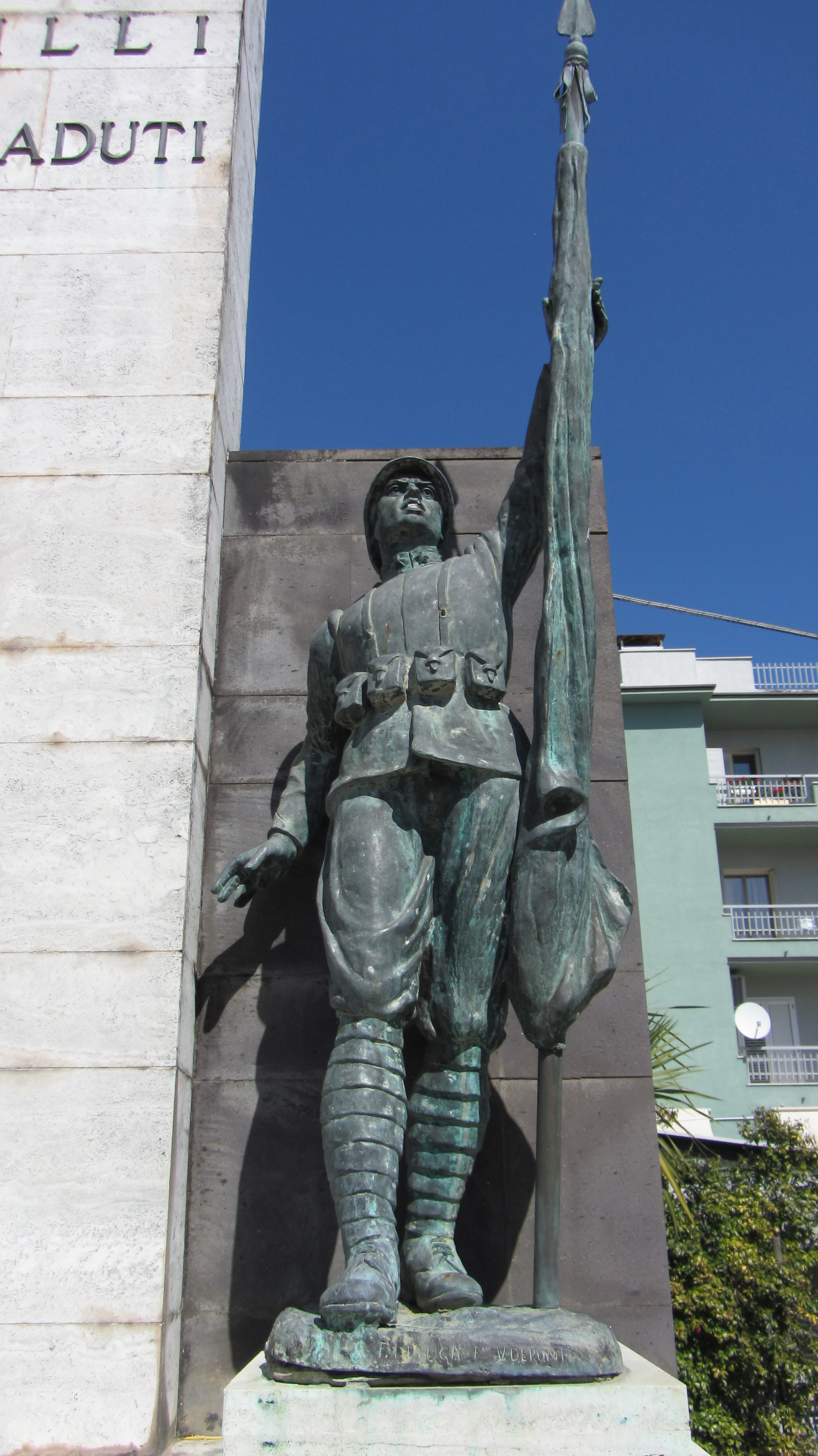 figura di soldato che porta la bandiera (statua) - bottega molisana (seconda metà sec. XX)