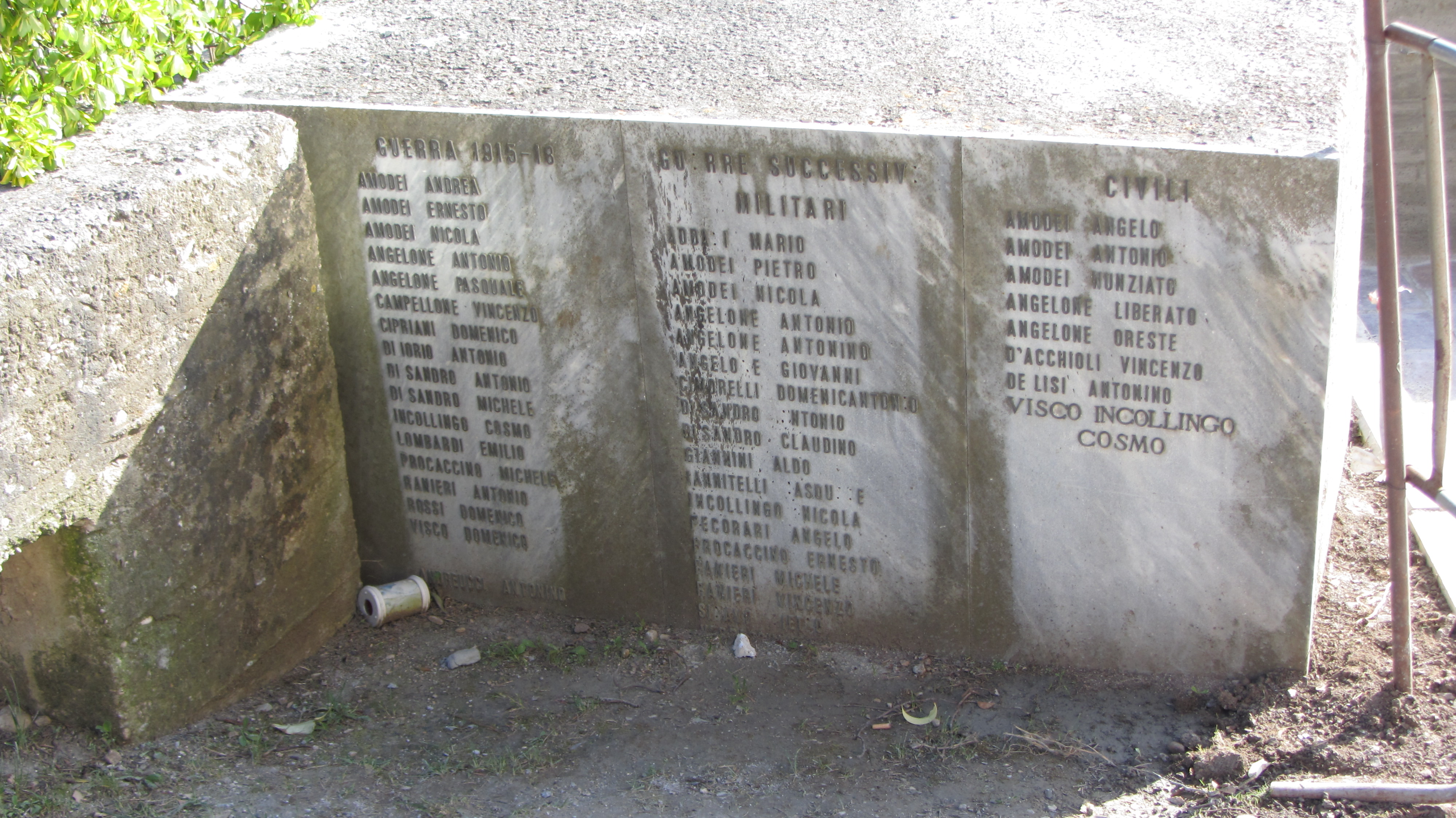 lapide commemorativa ai caduti di Amodei Ferdinando detto Tito (attribuito) - bottega Italia meridionale (seconda metà sec. XX)