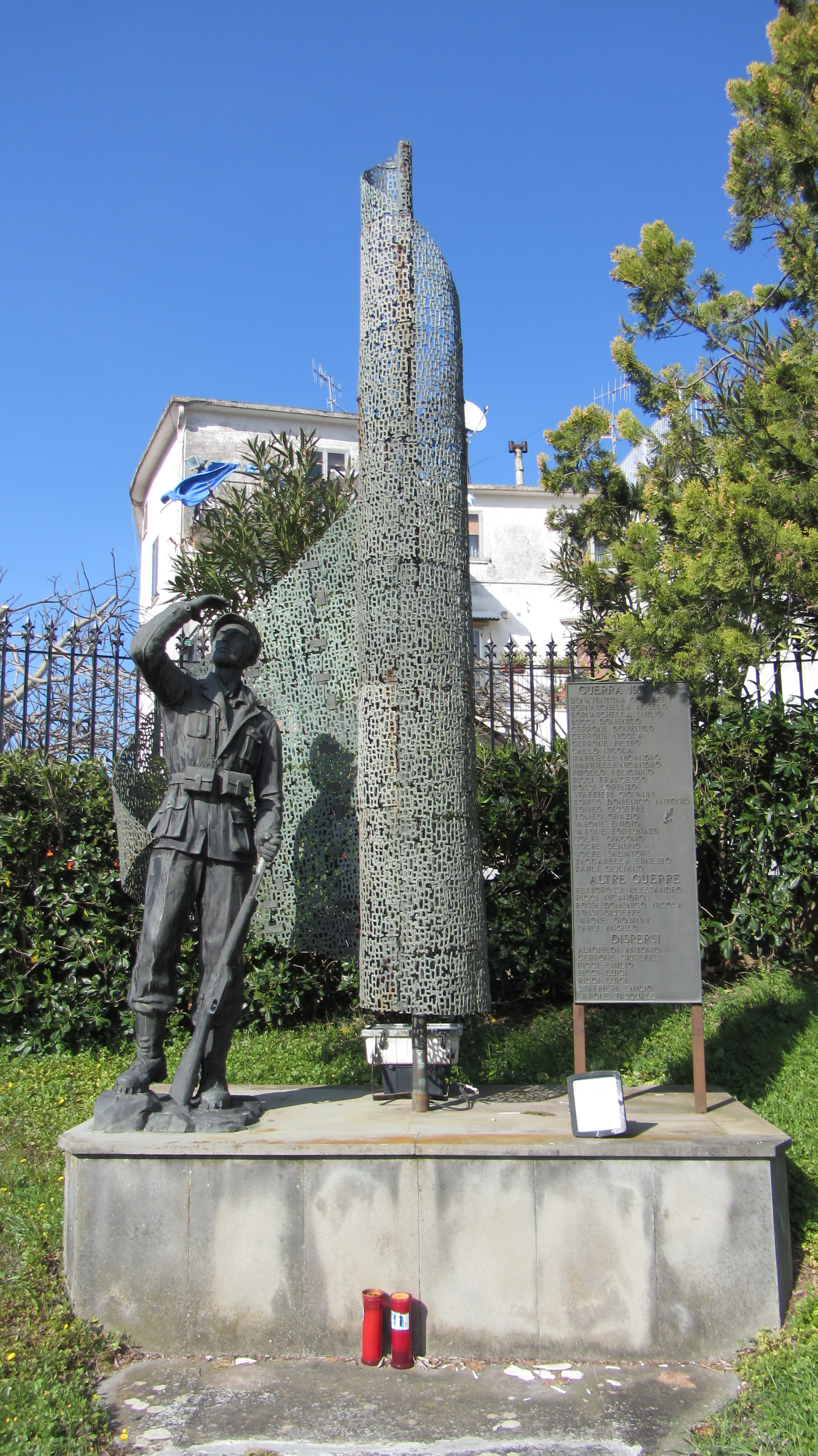 Figura di soldato (monumento ai caduti) - bottega Italia meridionale (seconda metà sec. XX)