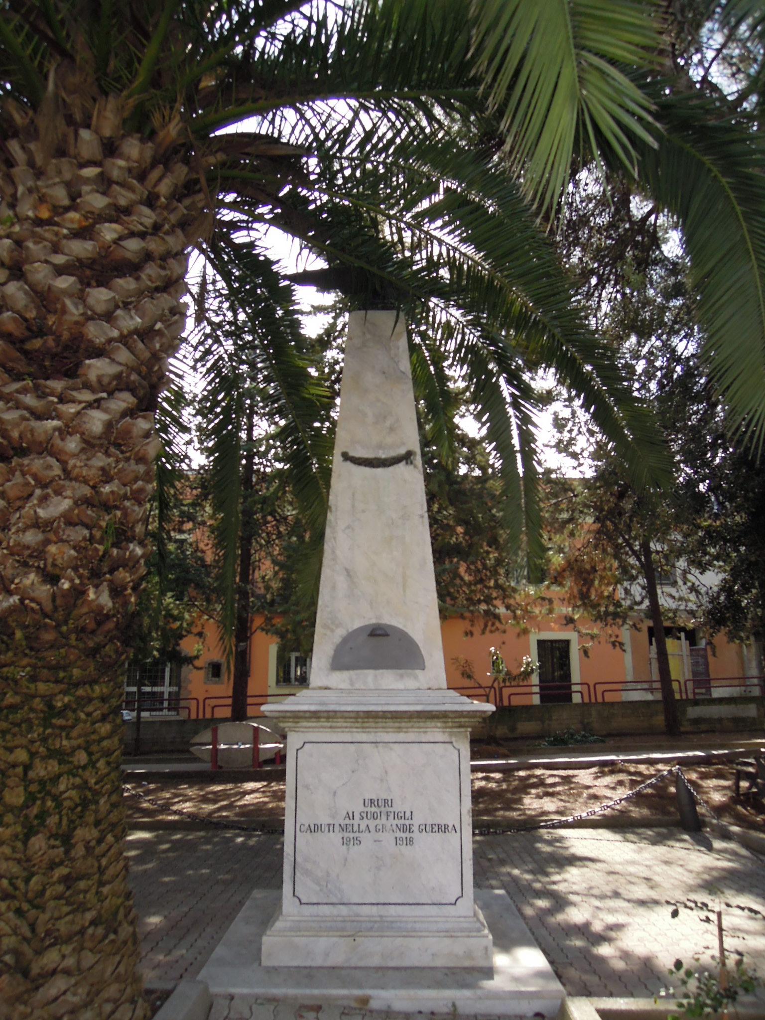 allegoria della Vittoria come aquila (monumento ai caduti - ad obelisco) - bottega molisana (sec. XX)