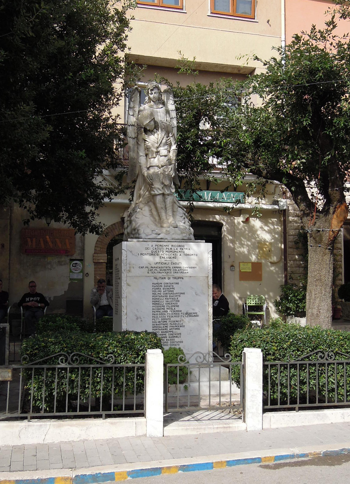 allegoria della morte del soldato (monumento ai caduti - a cippo) - bottega Italia centrale (sec. XX)