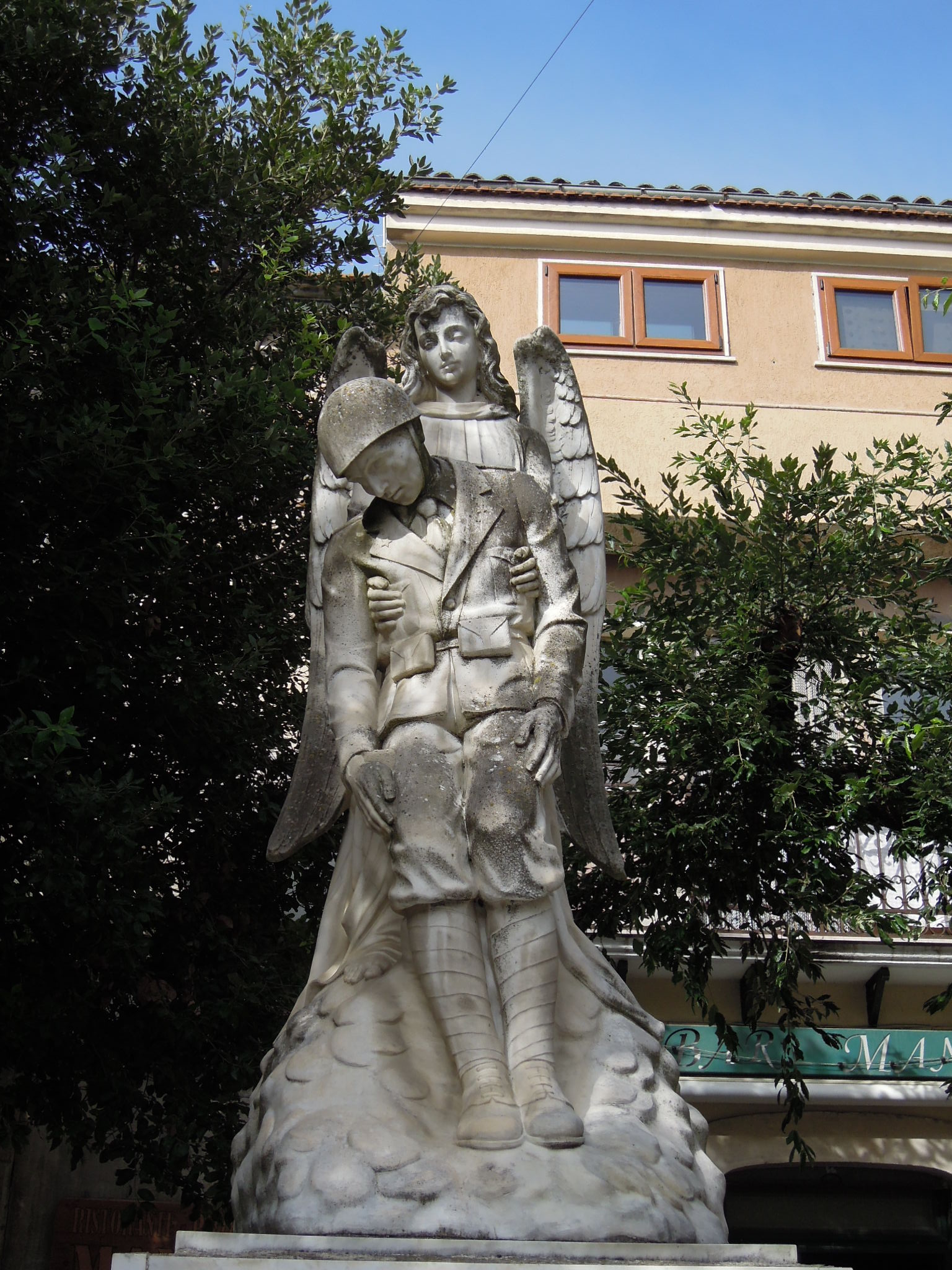 allegoria della morte del soldato (monumento ai caduti - a cippo) - bottega Italia centrale (sec. XX)