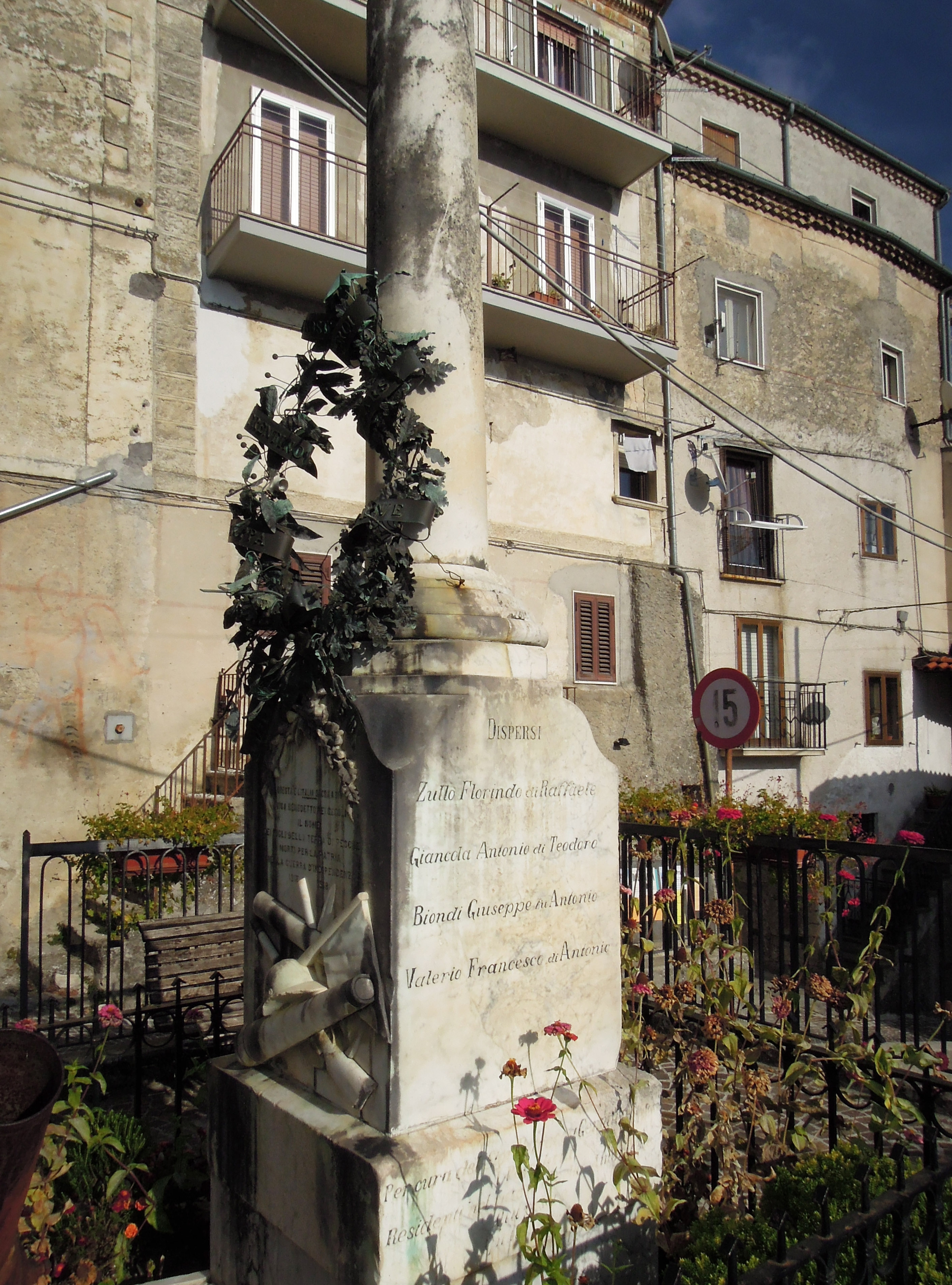 monumento ai caduti - a colonna spezzata - bottega Italia meridionale (sec. XX)