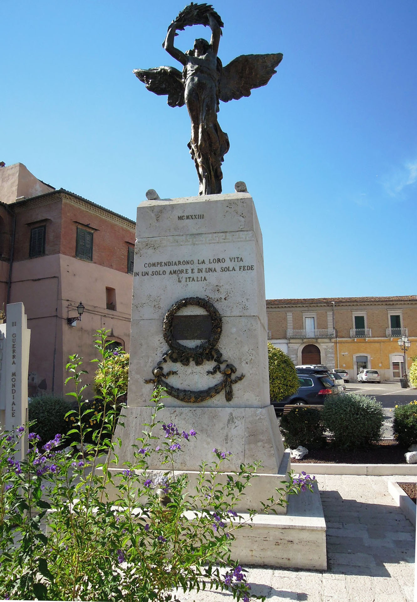 allegoria della Vittoria come donna vestita all'antica (monumento ai caduti - a cippo) di Panichetti Amedeo (sec. XX)