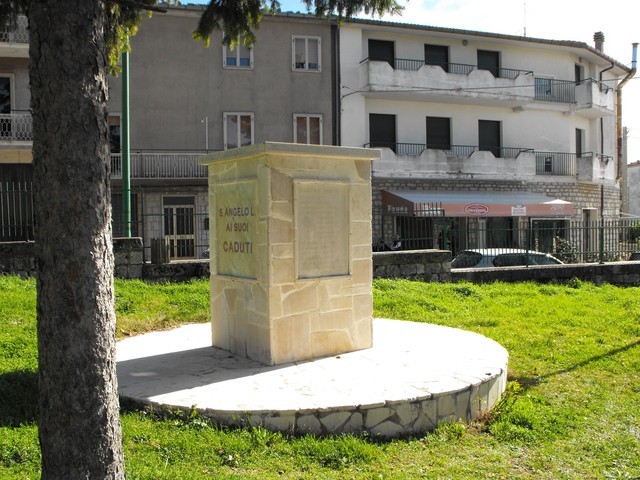 monumento ai caduti - a basamento, opera isolata - bottega molisana (primo quarto sec. XXI)