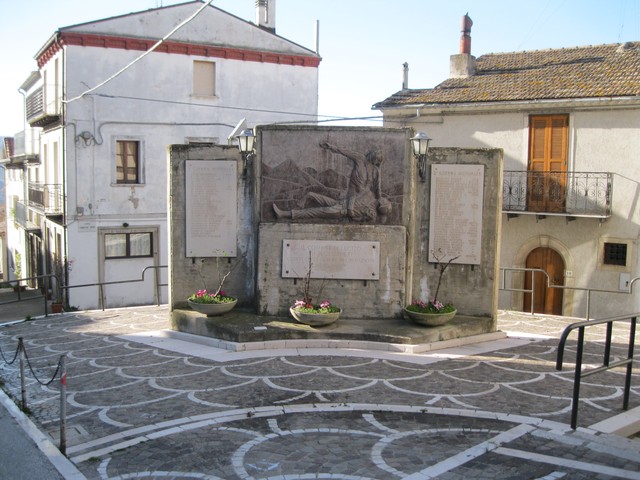 allegoria della morte del soldato tra le braccia di una figura maschile (monumento ai caduti - ad emiciclo, opera isolata) di Marrone Giuseppe (attribuito) (ultimo quarto sec. XX)