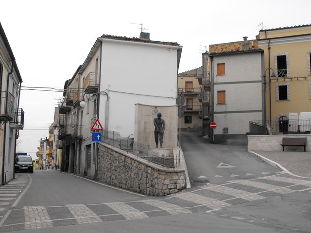 figura di soldato in combattimento (monumento ai caduti - ad emiciclo, opera isolata) - bottega molisana (primo quarto sec. XXI)