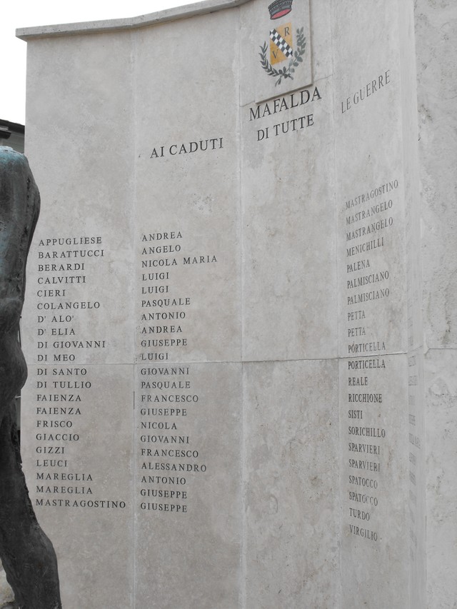 figura di soldato in combattimento (monumento ai caduti - ad emiciclo, opera isolata) - bottega molisana (primo quarto sec. XXI)