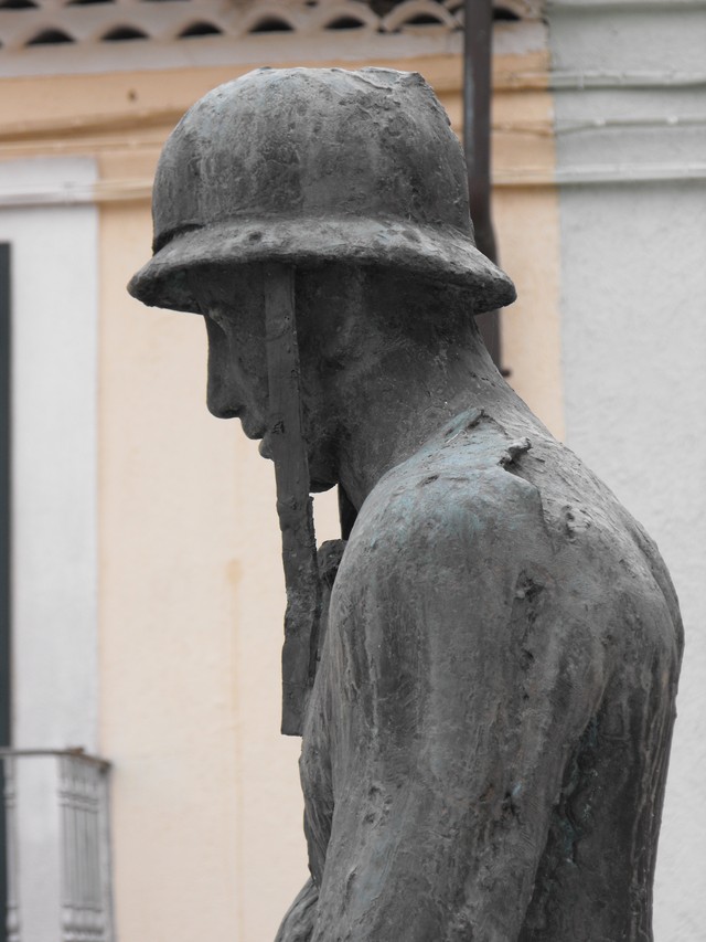 figura di soldato in combattimento (monumento ai caduti - ad emiciclo, opera isolata) - bottega molisana (primo quarto sec. XXI)