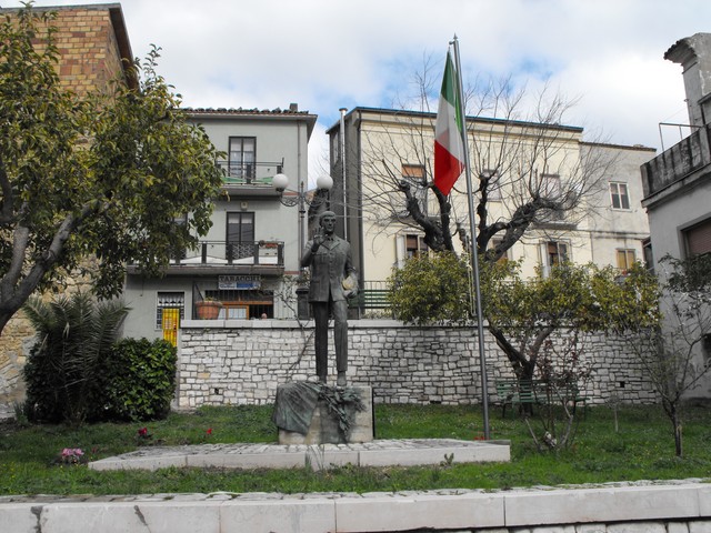 allegoria del sacrificio del soldato per la Patria (monumento ai caduti - a basamento, opera isolata) di Caetani Alessandro (attribuito) (ultimo quarto sec. XX)