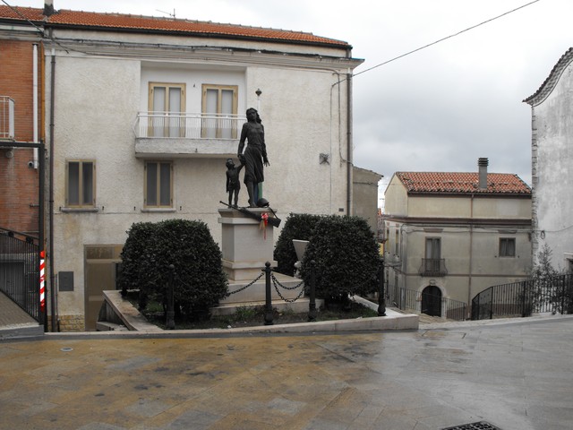 allegoria della Vittoria (monumento ai caduti - a basamento) di Marcangeli Francesco (attribuito) (primo quarto sec. XXI)