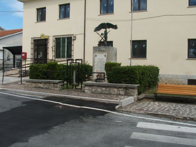 allegoria della Vittoria come aquila (monumento ai caduti - a cippo, opera isolata) - bottega molisana (terzo quarto sec. XX)