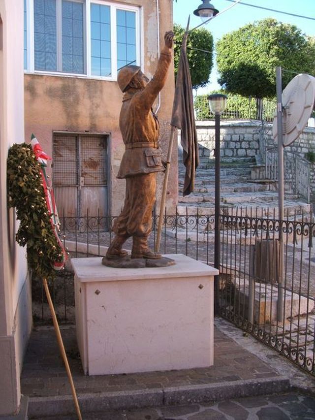 figura di soldato che porta la bandiera (monumento ai caduti, insieme) - bottega molisana (inizio sec. XXI)
