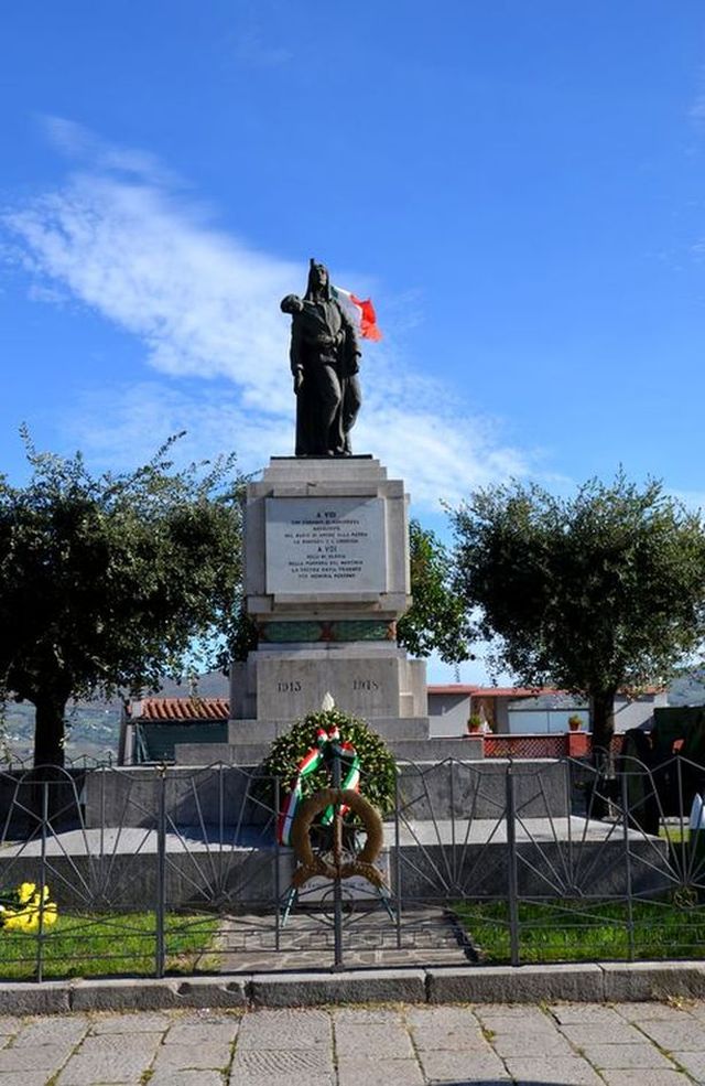 allegoria della morte del soldato (monumento ai caduti, opera isolata) di Puchetti Enzo (bottega) (inizio sec. XX)