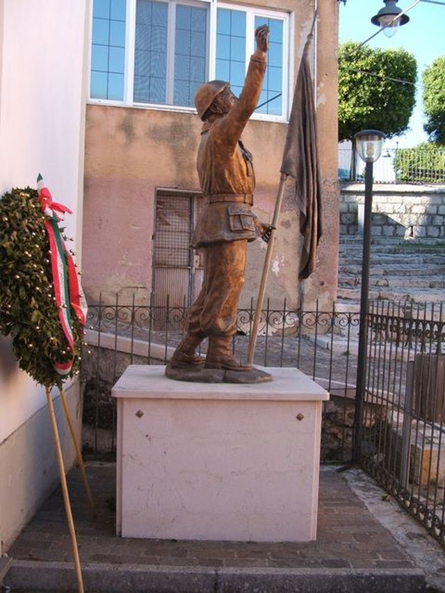 figura di soldato che porta la bandiera (monumento ai caduti, insieme) - bottega molisana (inizio sec. XXI)