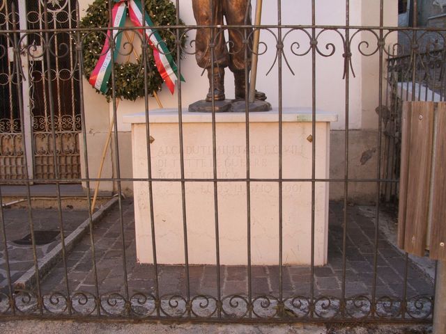 figura di soldato che porta la bandiera (monumento ai caduti, insieme) - bottega molisana (inizio sec. XXI)