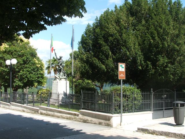 allegoria della Vittoria che premia un soldato (monumento ai caduti - a cippo, opera isolata) - bottega molisana (prima metà sec. XX)