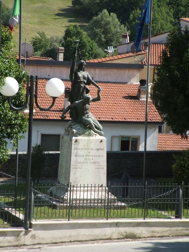 allegoria della Vittoria che premia un soldato (monumento ai caduti - a cippo, opera isolata) - bottega molisana (prima metà sec. XX)