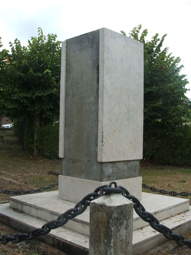 allegoria della morte del soldato (monumento ai caduti, coppia) - bottega molisana (terzo quarto sec. XX)