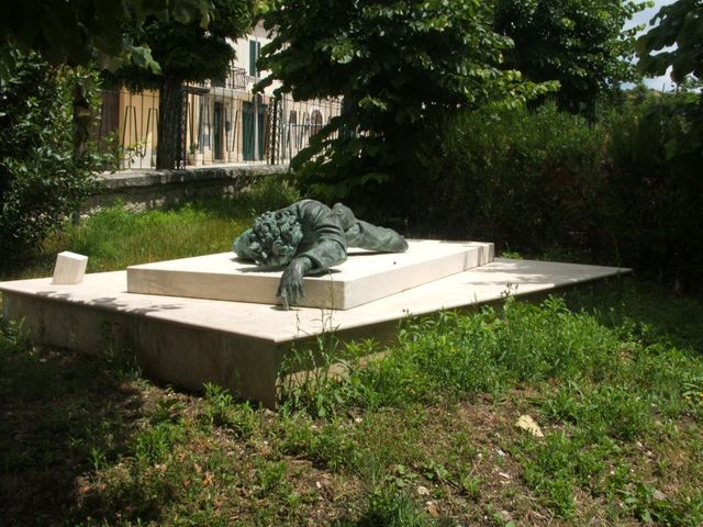 allegoria della morte del soldato (monumento ai caduti, coppia) - bottega molisana (terzo quarto sec. XX)