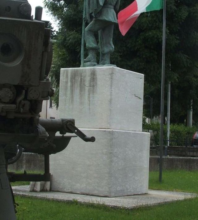 figura di soldato che porta la bandiera (monumento ai caduti - a cippo, opera isolata) - bottega molisana (fine sec. XX)