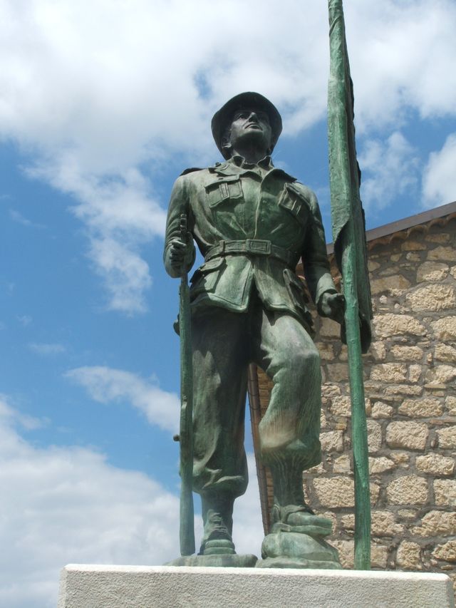 figura di soldato che porta la bandiera (monumento ai caduti - a cippo, opera isolata) - bottega molisana (fine sec. XX)