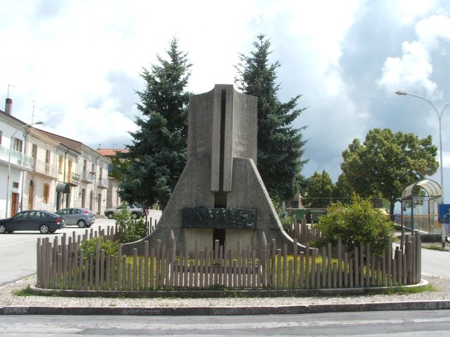 monumento ai caduti, opera isolata - bottega molisana (ultimo quarto sec. XX)