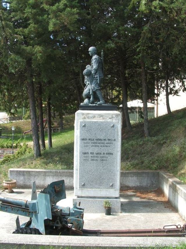 fante che sorregge un soldato morente (monumento ai caduti - a cippo, opera isolata) - bottega molisana (ultimo quarto sec. XX)