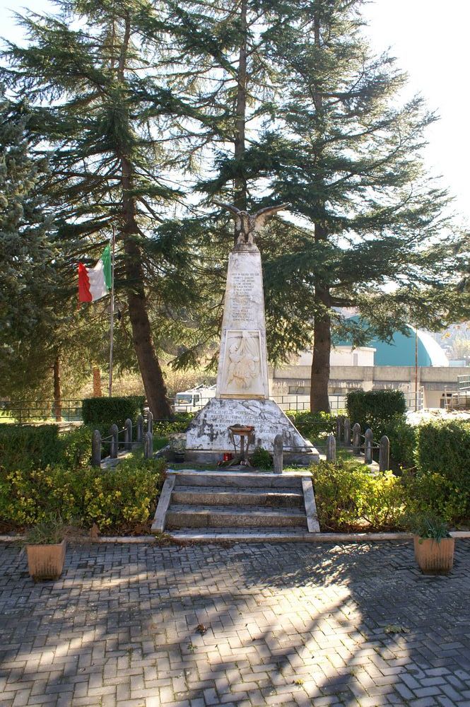 monumento ai caduti - ad obelisco - bottega Italia centro-meridionale (seconda metà XX)