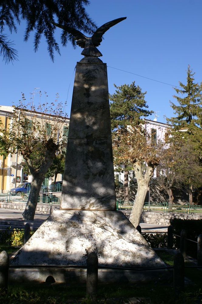 monumento ai caduti - ad obelisco - bottega Italia centro-meridionale (seconda metà XX)