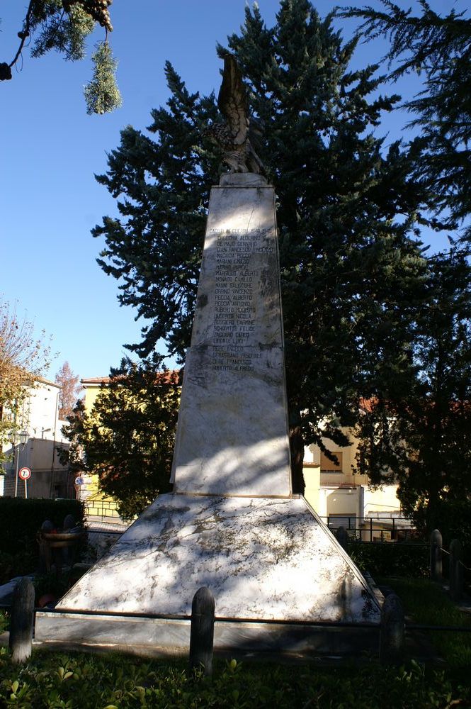 monumento ai caduti - ad obelisco - bottega Italia centro-meridionale (seconda metà XX)