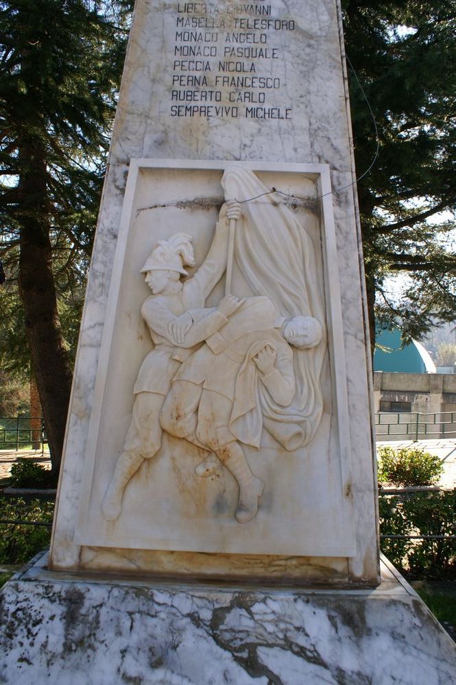 monumento ai caduti - ad obelisco - bottega Italia centro-meridionale (seconda metà XX)