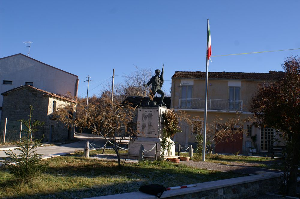monumento ai caduti - a cippo - bottega Italia centro-meridionale (seconda metà XX)