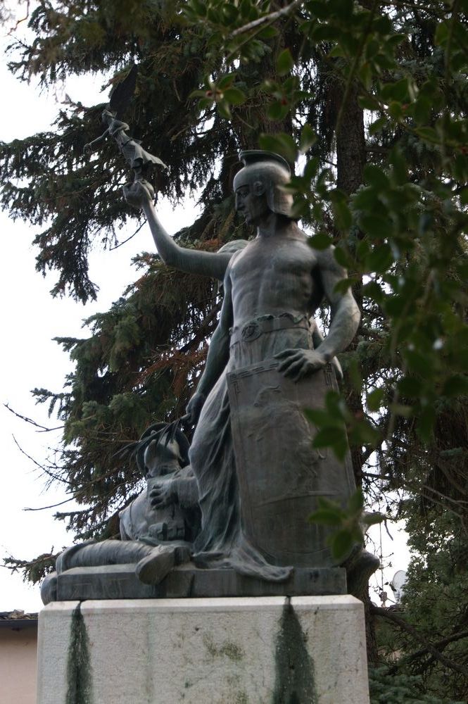 allegoria della Vittoria che incorona un soldato morente (monumento ai caduti - a cippo) di Puchetti Enzo - bottega napoletana (secondo quarto XX)