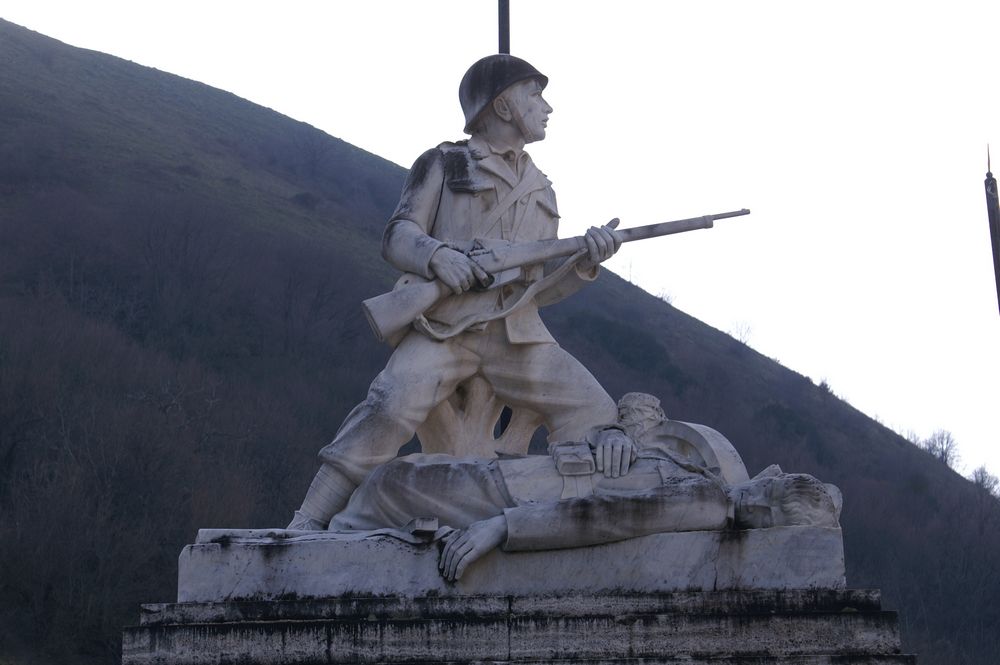 monumento ai caduti - a cippo di F.lli Pasquini - bottega Italia centro-settentrionale (secondo quarto XX)