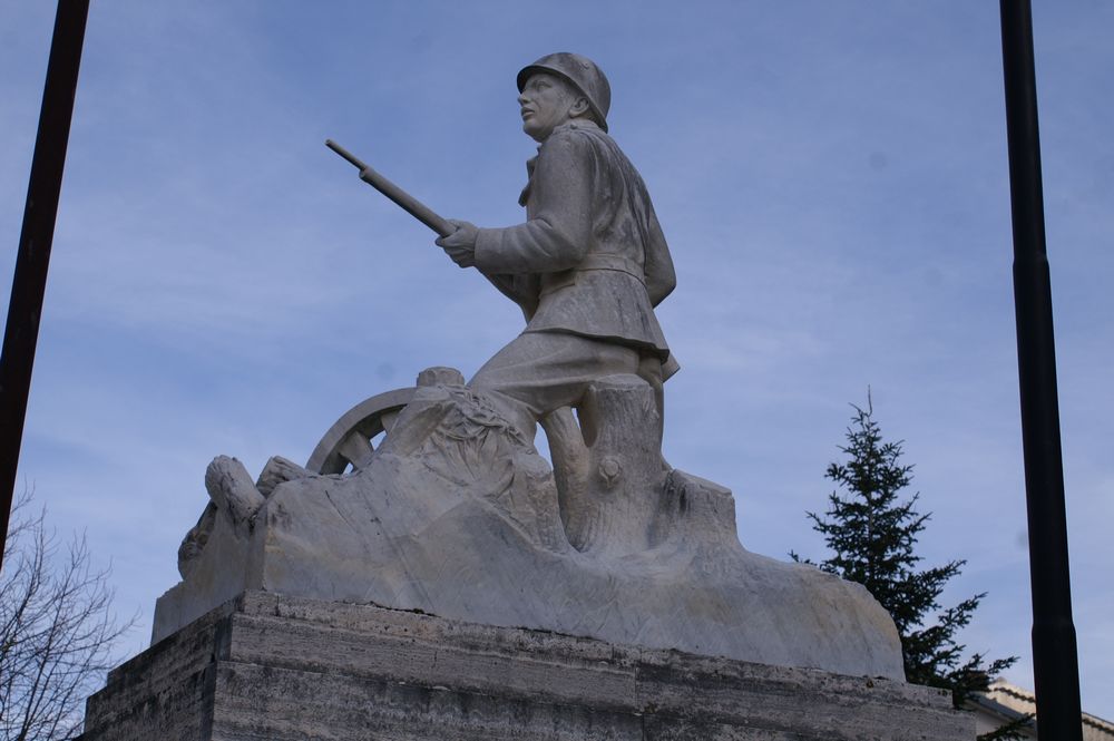 monumento ai caduti - a cippo di F.lli Pasquini - bottega Italia centro-settentrionale (secondo quarto XX)