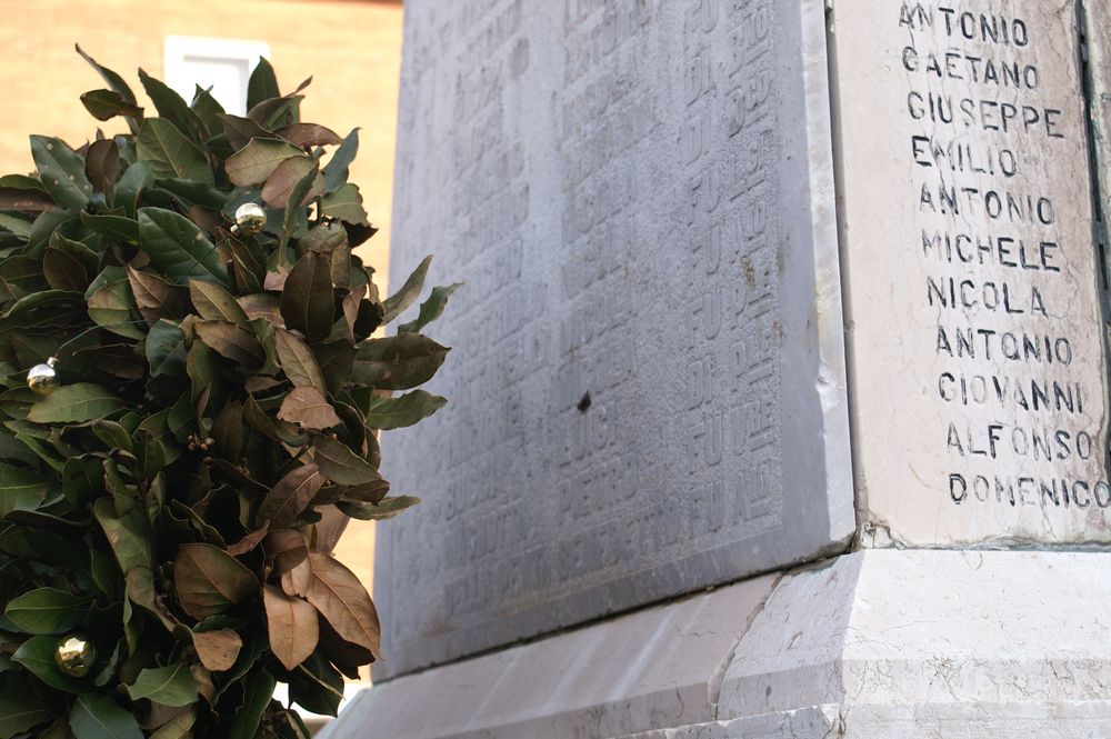 allegoria della Vittoria come donna alata (monumento ai caduti - a cippo) di Rutelli Mario (attribuito) - bottega Italia centro-meridionale (secondo quarto XX)
