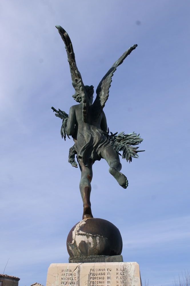 allegoria della Vittoria come donna alata (monumento ai caduti - a cippo) di Rutelli Mario (attribuito) - bottega Italia centro-meridionale (secondo quarto XX)