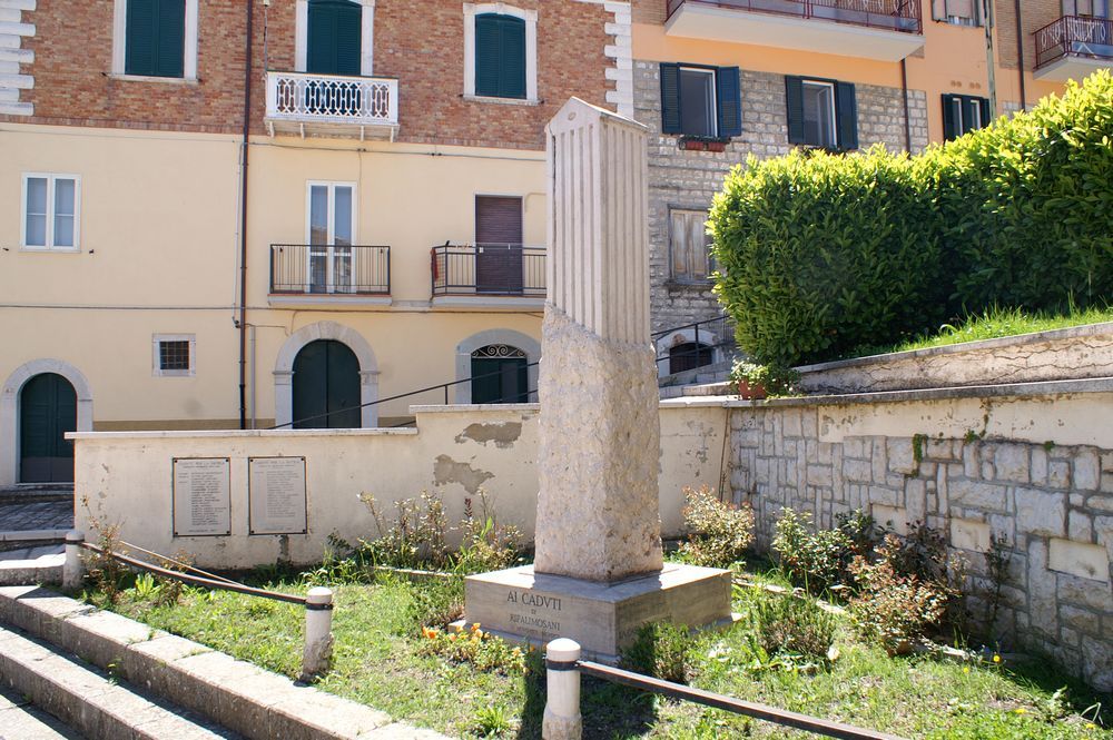 monumento ai caduti - a stele di D'Alessandro Mario (XX) <br>Condizioni d'uso: <a class='link-esterno' href='https://docs.italia.it/italia/icdp/icdp-pnd-circolazione-riuso-docs/it/v1.0-giugno-2022/testo-etichetta-BCS.html' target='_bcs'>Beni Culturali Standard (BCS)</a>