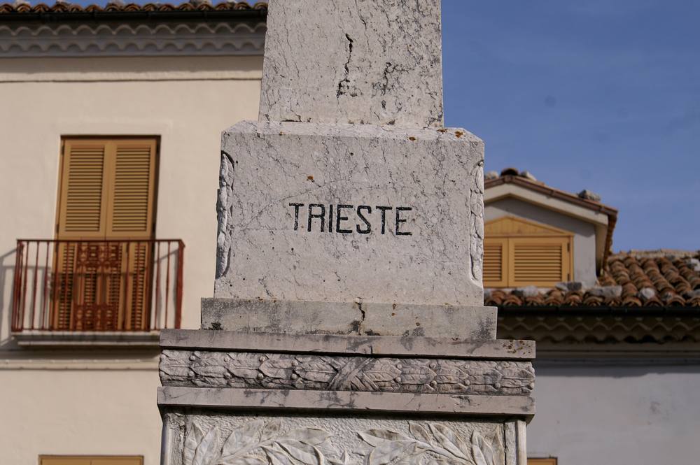 allegoria della Vittoria, allegoria del soldato come eroe antico (monumento ai caduti - ad obelisco) - bottega Italia centro-meridionale (XX) <br>Condizioni d'uso: <a class='link-esterno' href='https://docs.italia.it/italia/icdp/icdp-pnd-circolazione-riuso-docs/it/v1.0-giugno-2022/testo-etichetta-BCS.html' target='_bcs'>Beni Culturali Standard (BCS)</a>