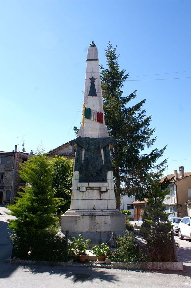 allegoria del soldato che protegge una madre col bambino (monumento ai caduti - ad obelisco) di Parisio Luigi (sec. XX)