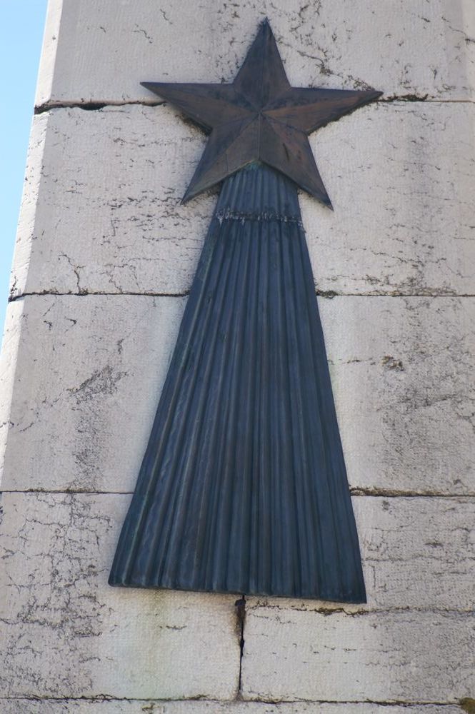 allegoria del soldato che protegge una madre col bambino (monumento ai caduti - ad obelisco) di Parisio Luigi (sec. XX)