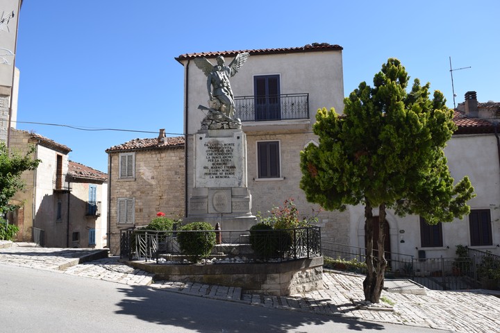 allegoria della Vittoria che sorregge un soldato morente (monumento ai caduti - a basamento) - bottega Italia centro-meridionale (seconda metà XX)