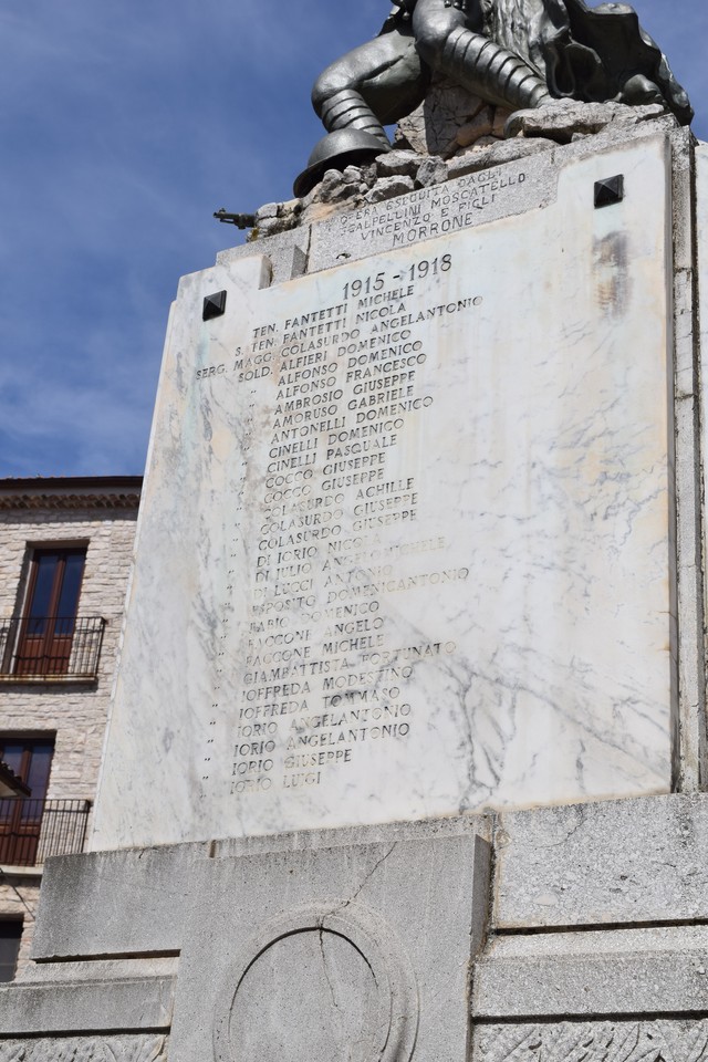 allegoria della Vittoria che sorregge un soldato morente (monumento ai caduti - a basamento) - bottega Italia centro-meridionale (seconda metà XX)
