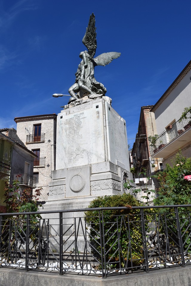 allegoria della Vittoria che sorregge un soldato morente (monumento ai caduti - a basamento) - bottega Italia centro-meridionale (seconda metà XX)