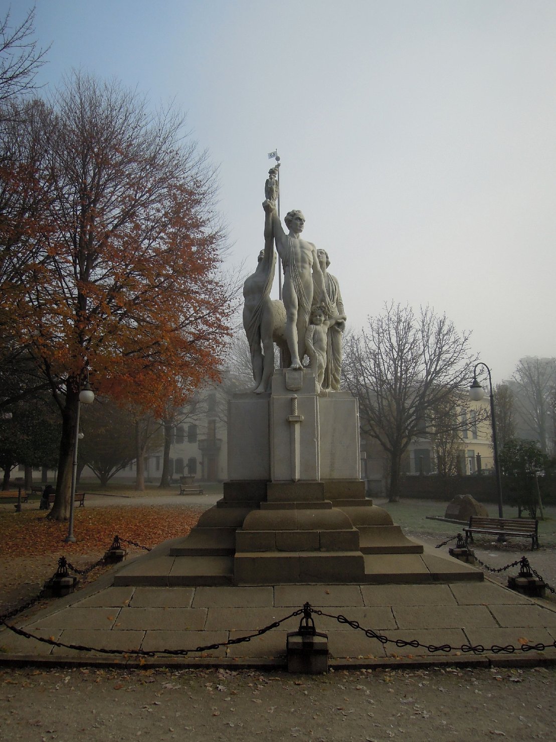 Resurrezione, allegoria del soldato che protegge la patria (monumento ai caduti - a cippo) di Boldrin Paolo (XX)