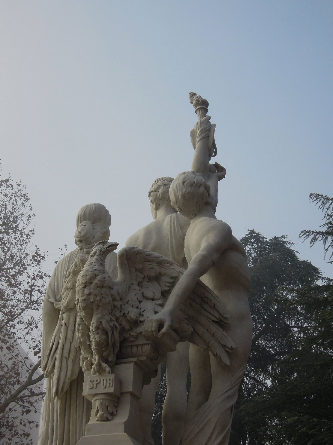 Resurrezione, allegoria del soldato che protegge la patria (monumento ai caduti - a cippo) di Boldrin Paolo (XX)