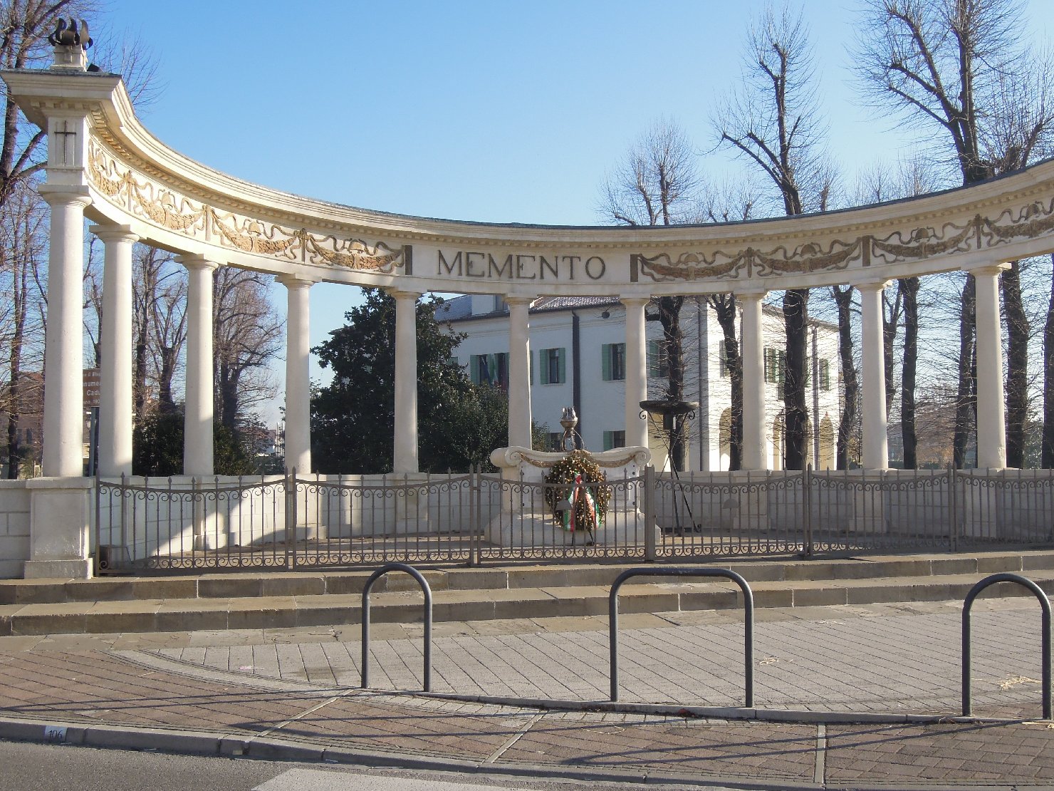 Memento, soggetto non presente (monumento ai caduti - ad emiciclo) di Boldrin Paolo (XX)